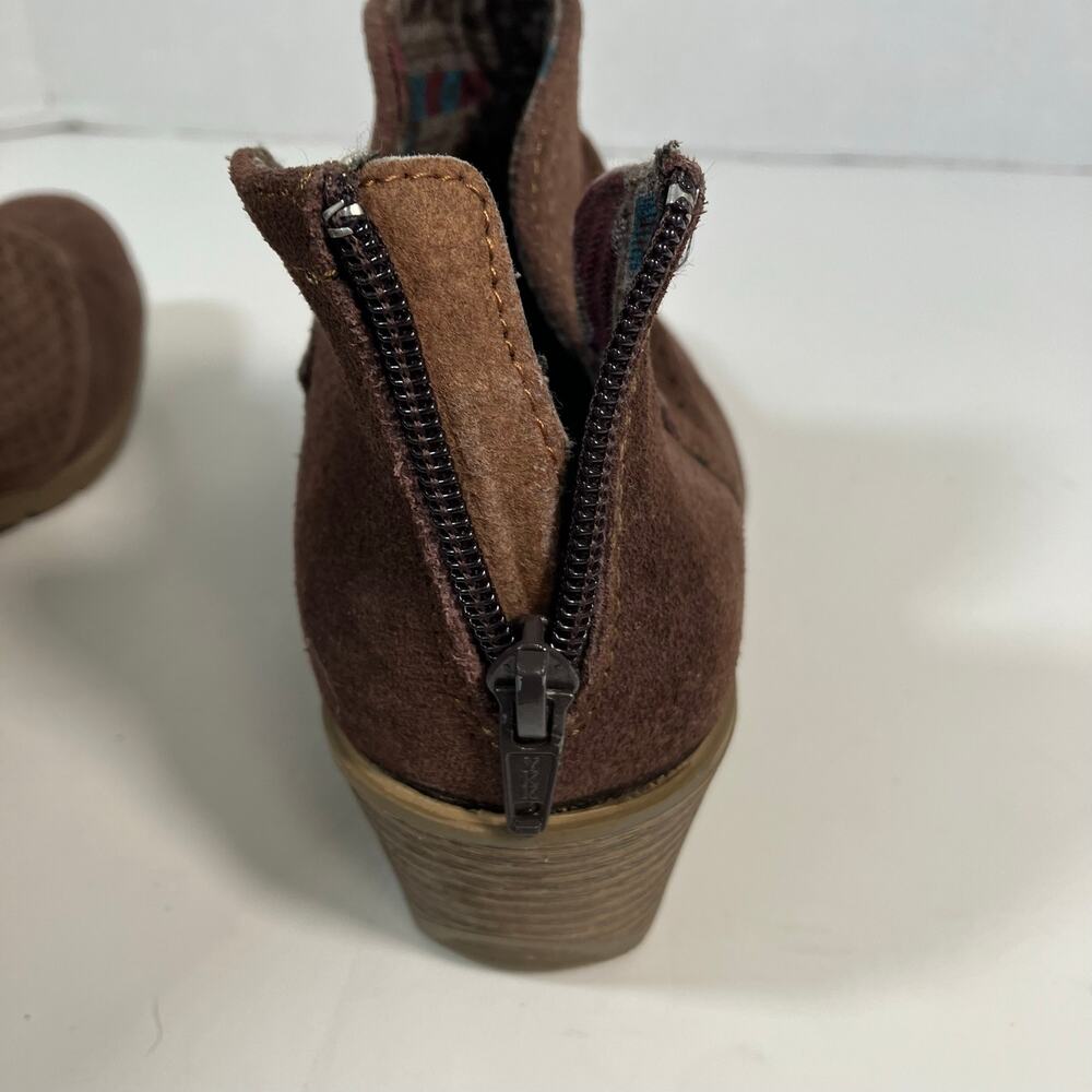 Earth Origins Sz 6.5 Wide Amanda Perforated Ankle Bootie Brown Suede NO INSOLES - Picture 15 of 16